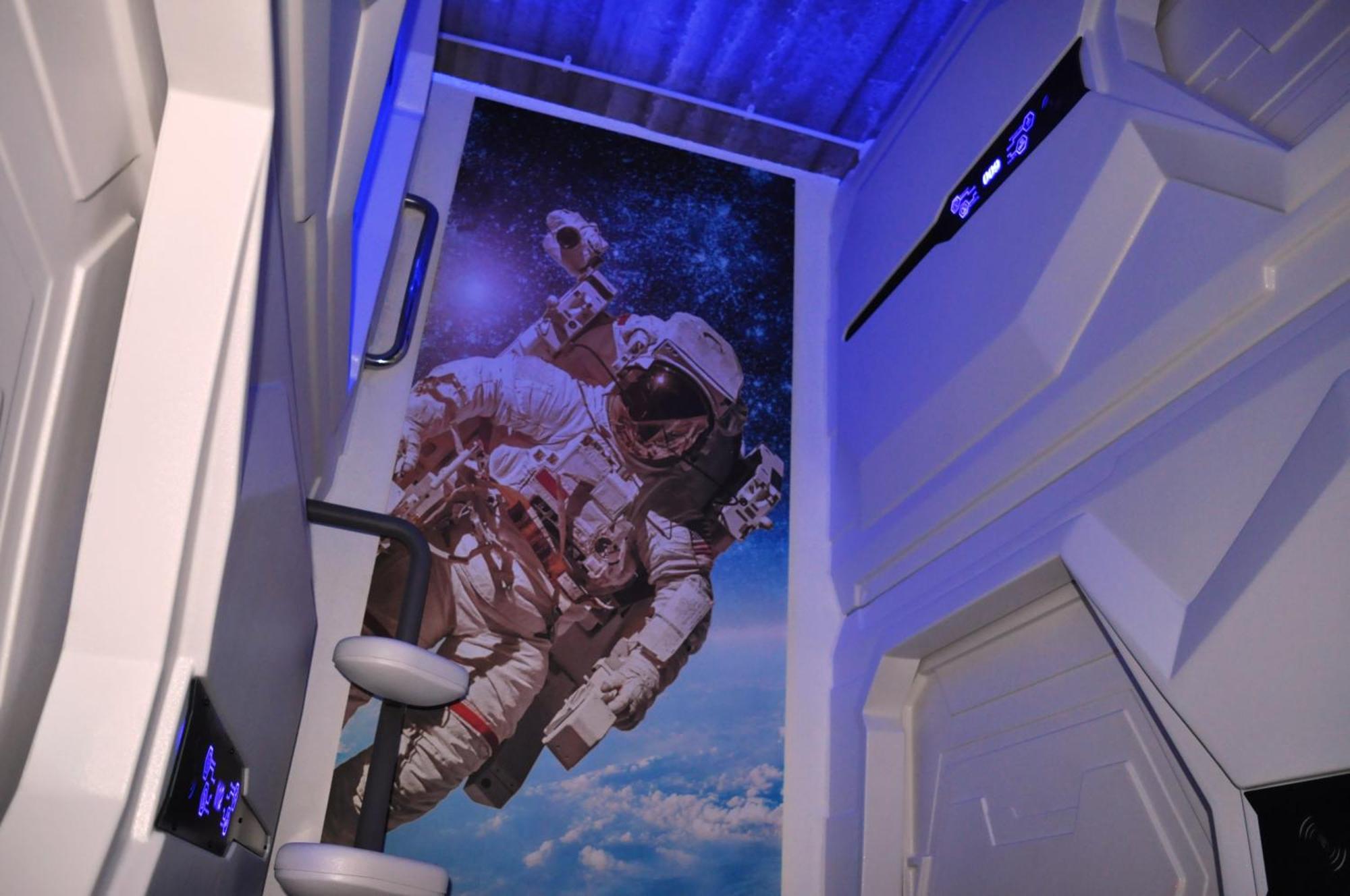 Capsule hotel Cosmos Capsule Coworking