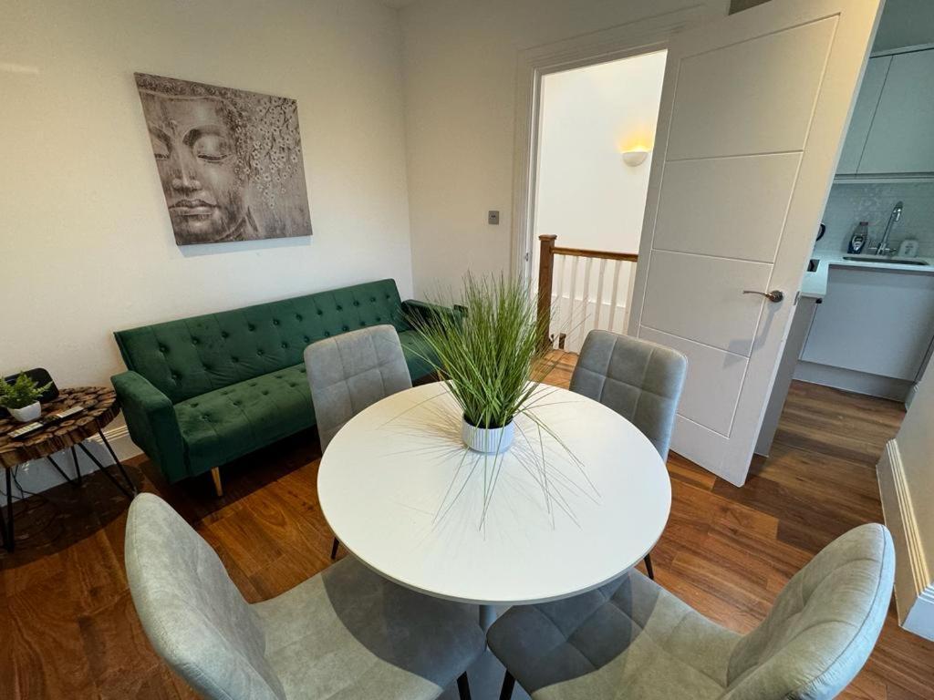 Sleek Modern Wimbledon Feriehus London