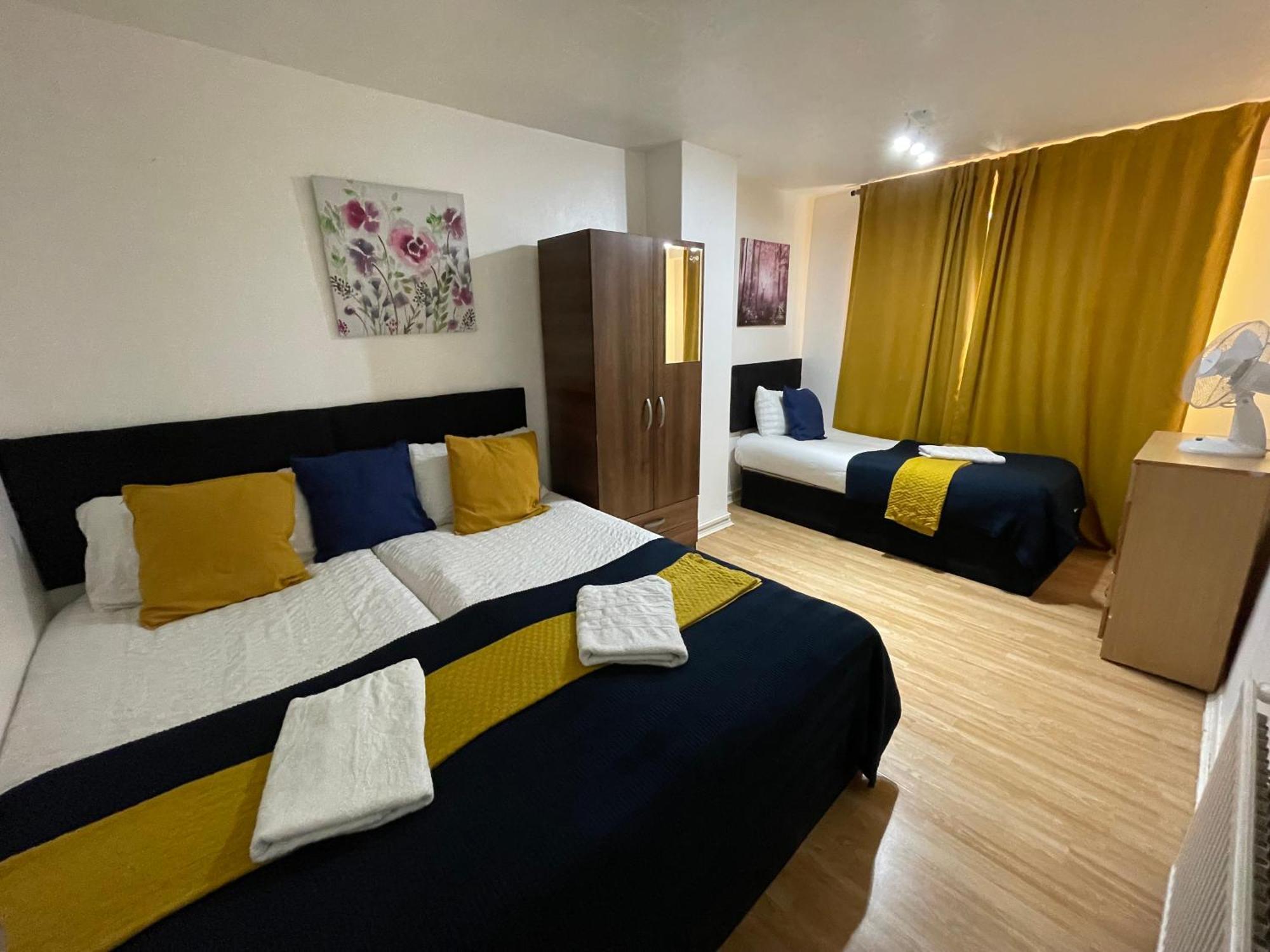 Stratford 3 Bedrooms House, Separate Reception, Close To Abba, Westfield, Olympic Stadium * Londen