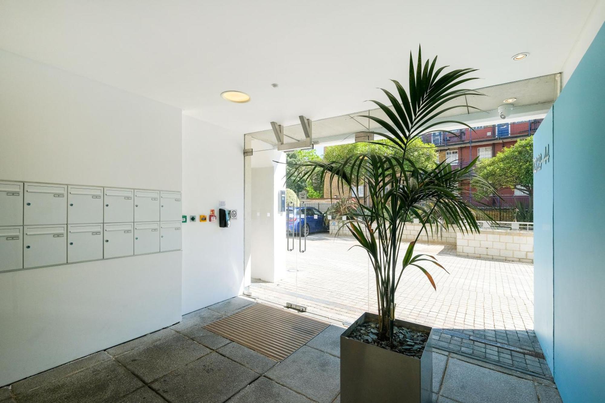 Lovely 2 Bed Flat In Canal Side Gated Development Appartement *