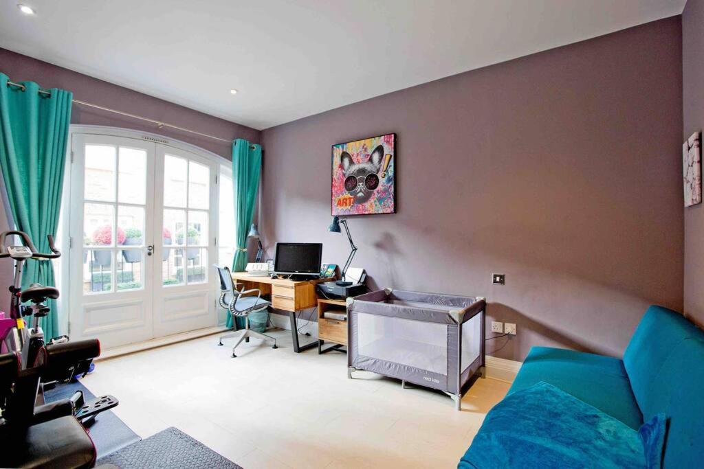 3 Bedroom Modern Townhouse *