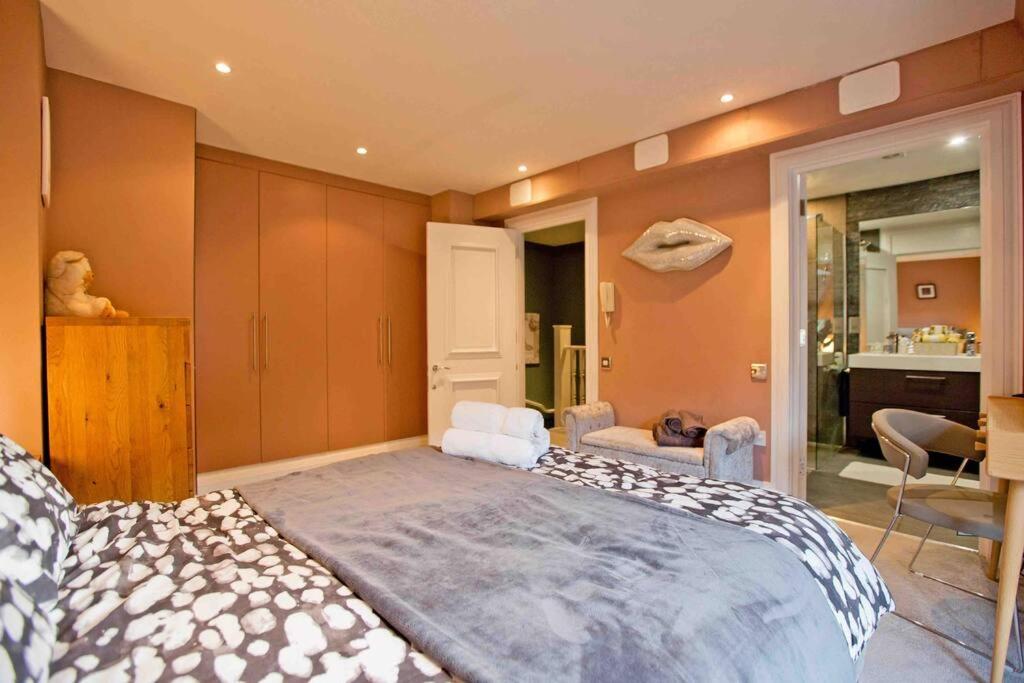3 Bedroom Modern Townhouse * London