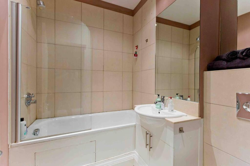 3 Bedroom Modern Townhouse * London