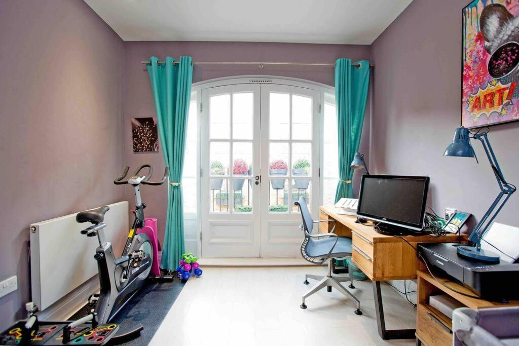 3 Bedroom Modern Townhouse Semesterbostad *