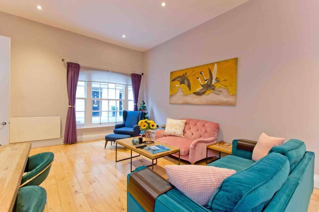 3 Bedroom Modern Townhouse *