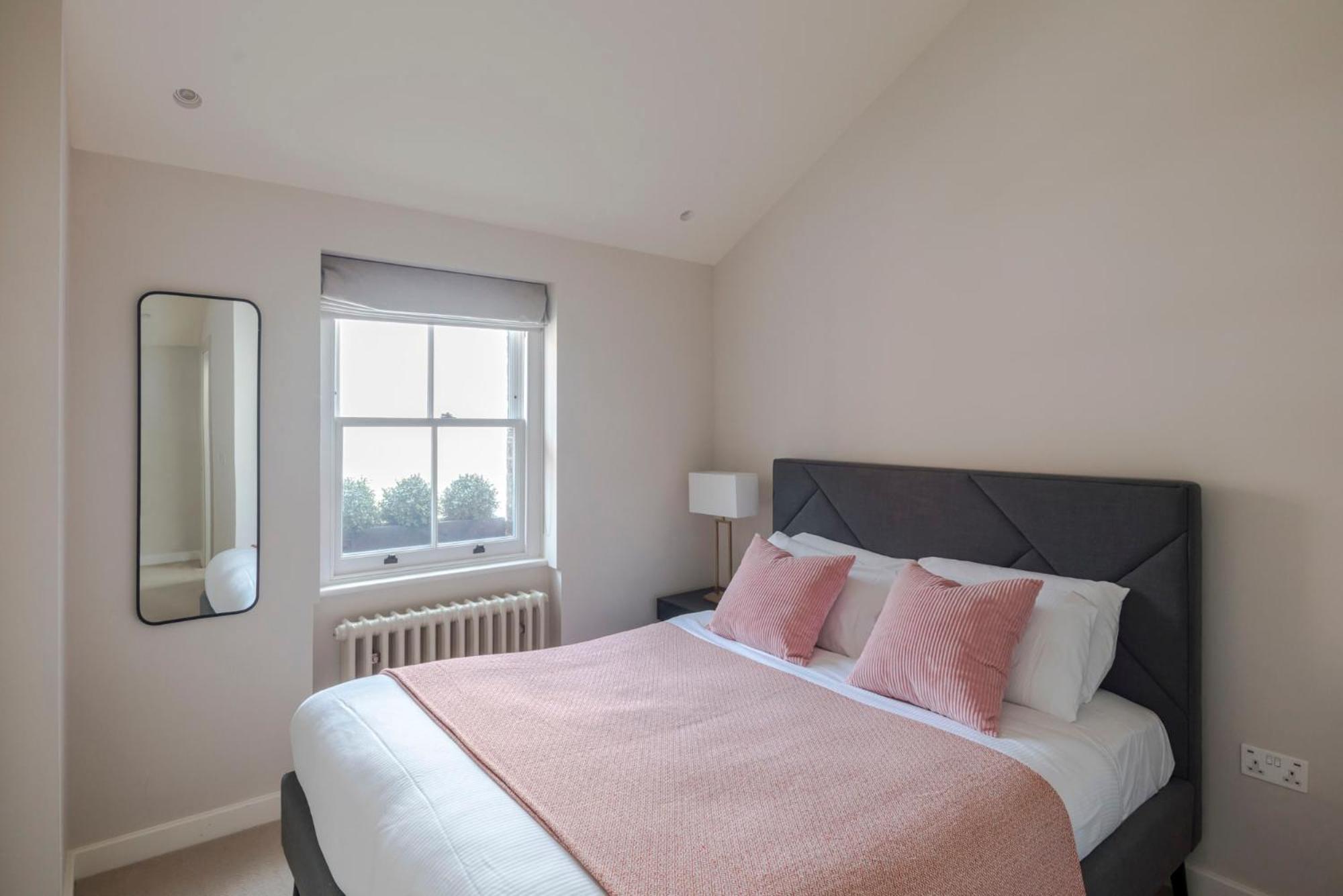 Parkside House - Regent's Park - By Frankie Says * Londen