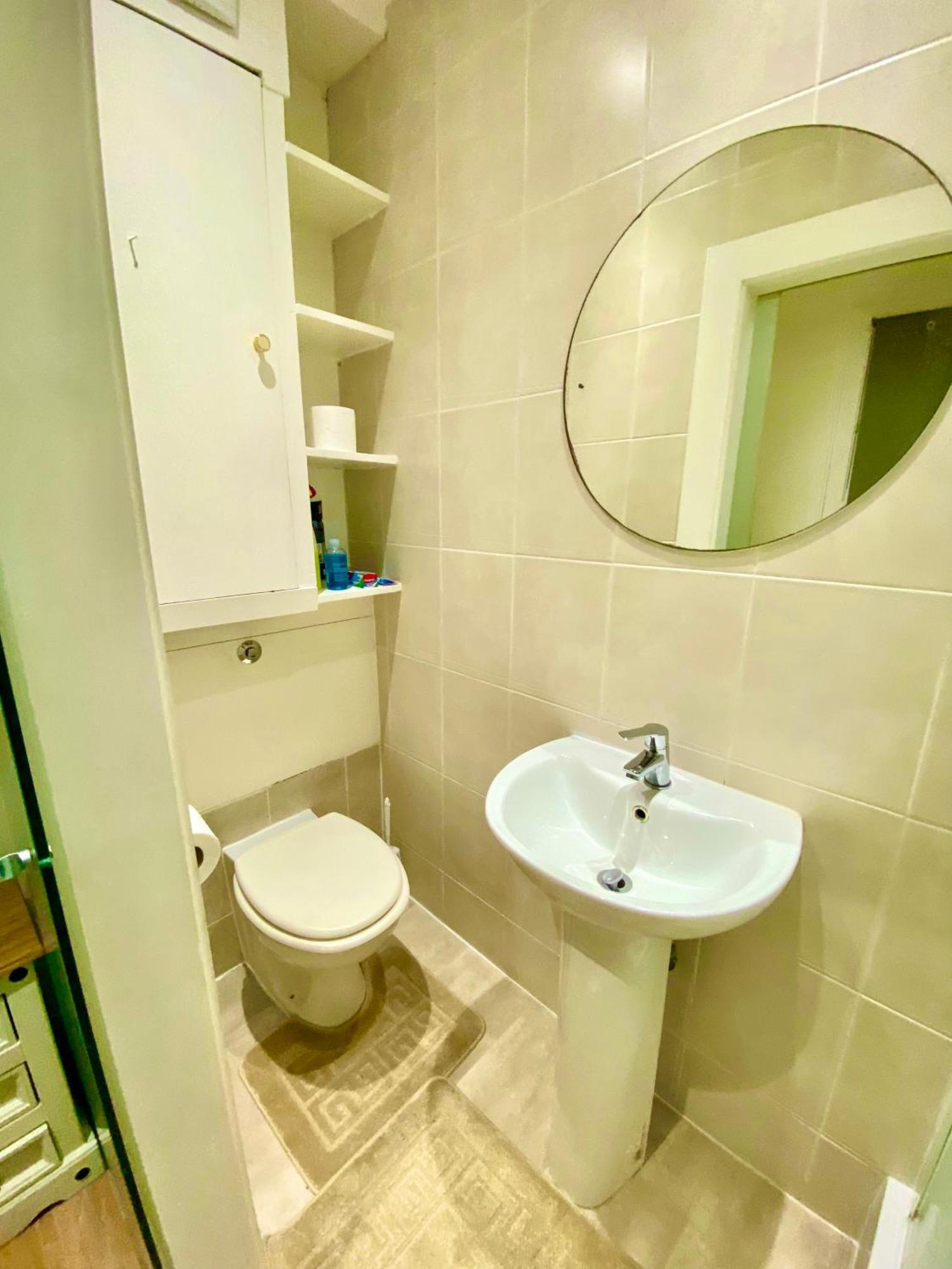 One Bedroom Flat Queen's Park Station * Londen