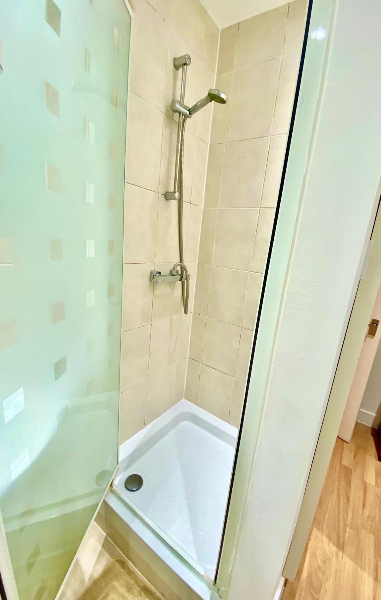 One Bedroom Flat Queen's Park Station * Londen