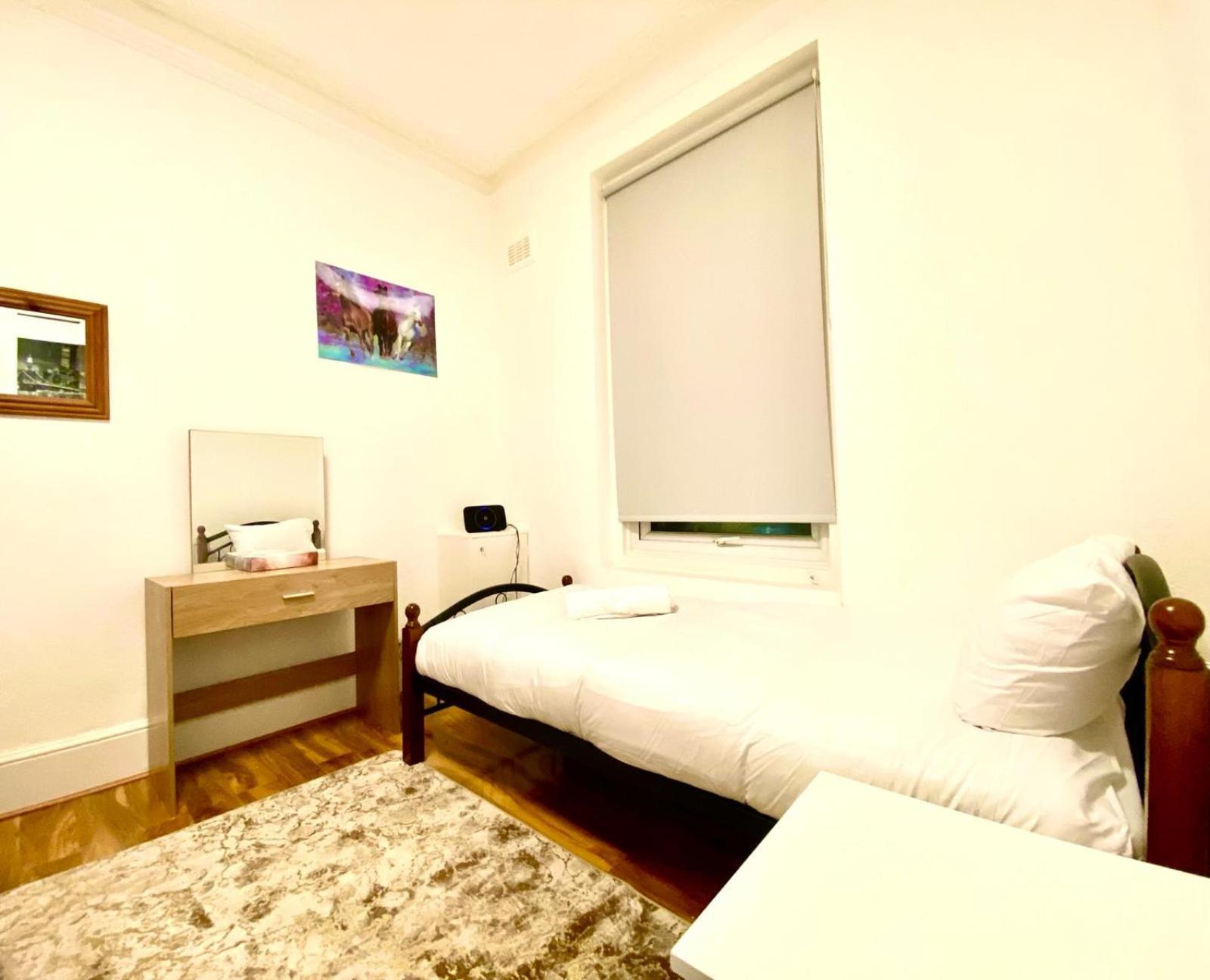 Beautiful Two Bedroom Flat With Free Car Park In * London