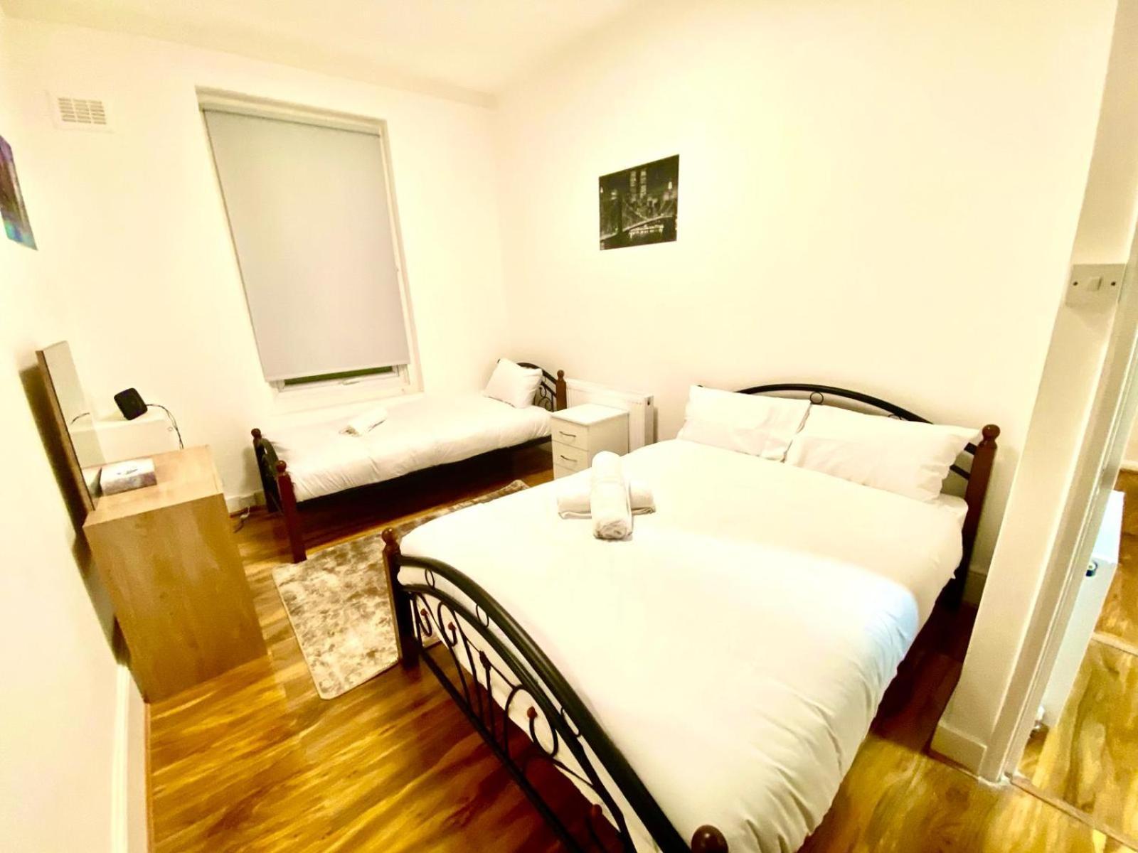 Beautiful Two Bedroom Flat With Free Car Park In Lägenhet