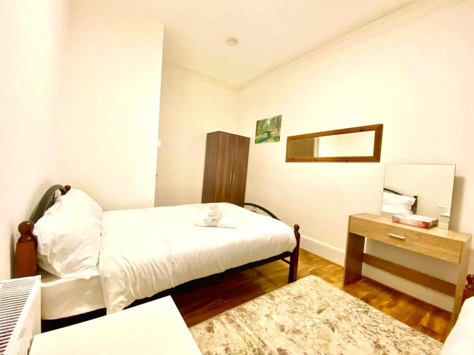 Beautiful Two Bedroom Flat With Free Car Park In Lägenhet London