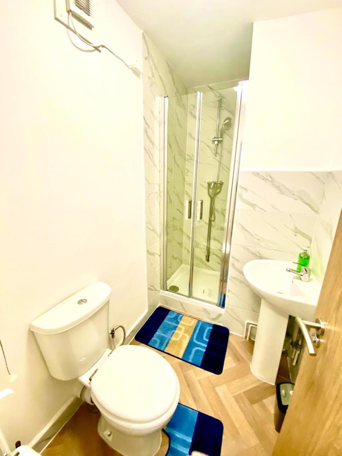 Beautiful Two Bedroom Flat With Free Car Park In Lägenhet