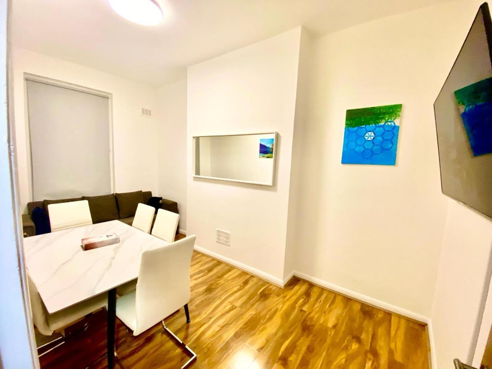 Beautiful Two Bedroom Flat With Free Car Park In * London