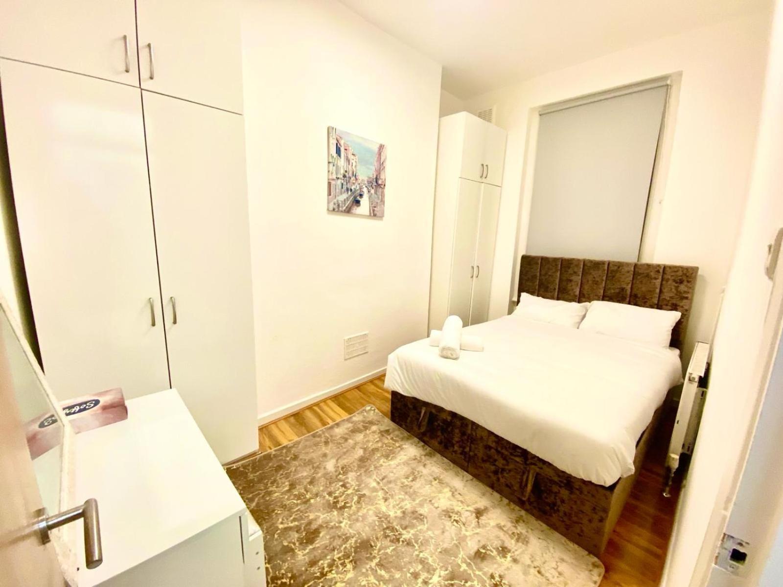 Beautiful Two Bedroom Flat With Free Car Park In * London
