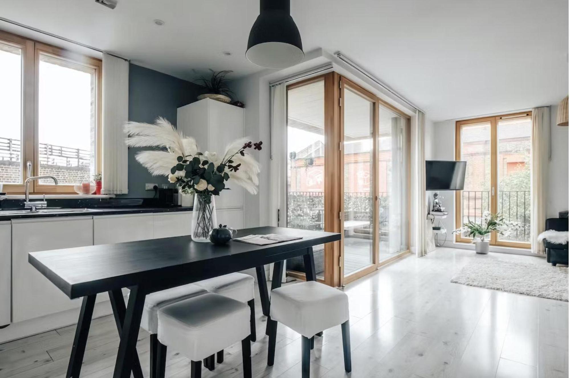 Stunning 2-bed & Balcony In Notting Hill Londen