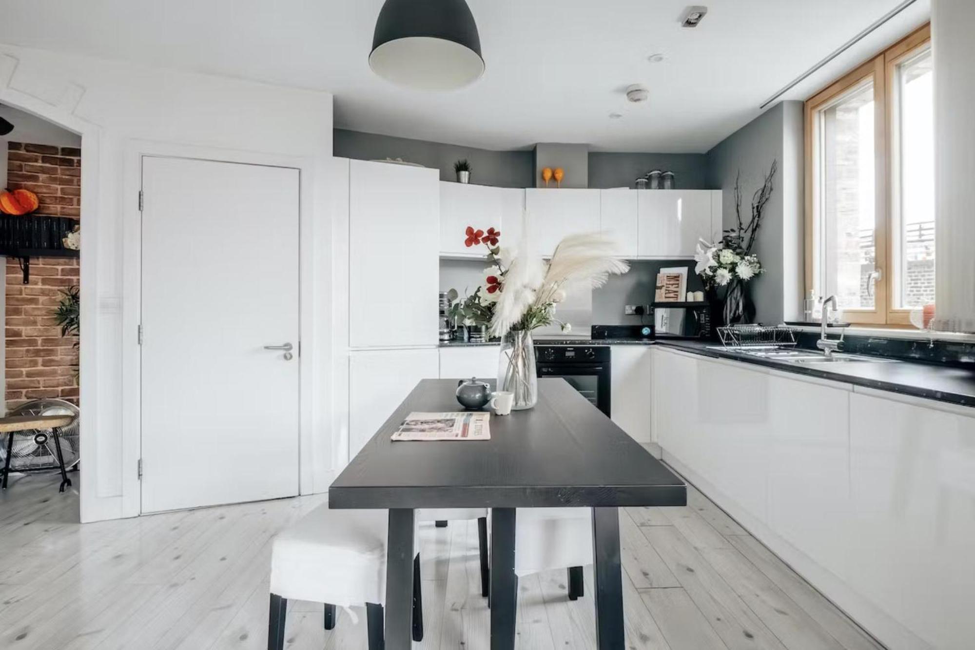 Stunning 2-bed & Balcony In Notting Hill Lägenhet