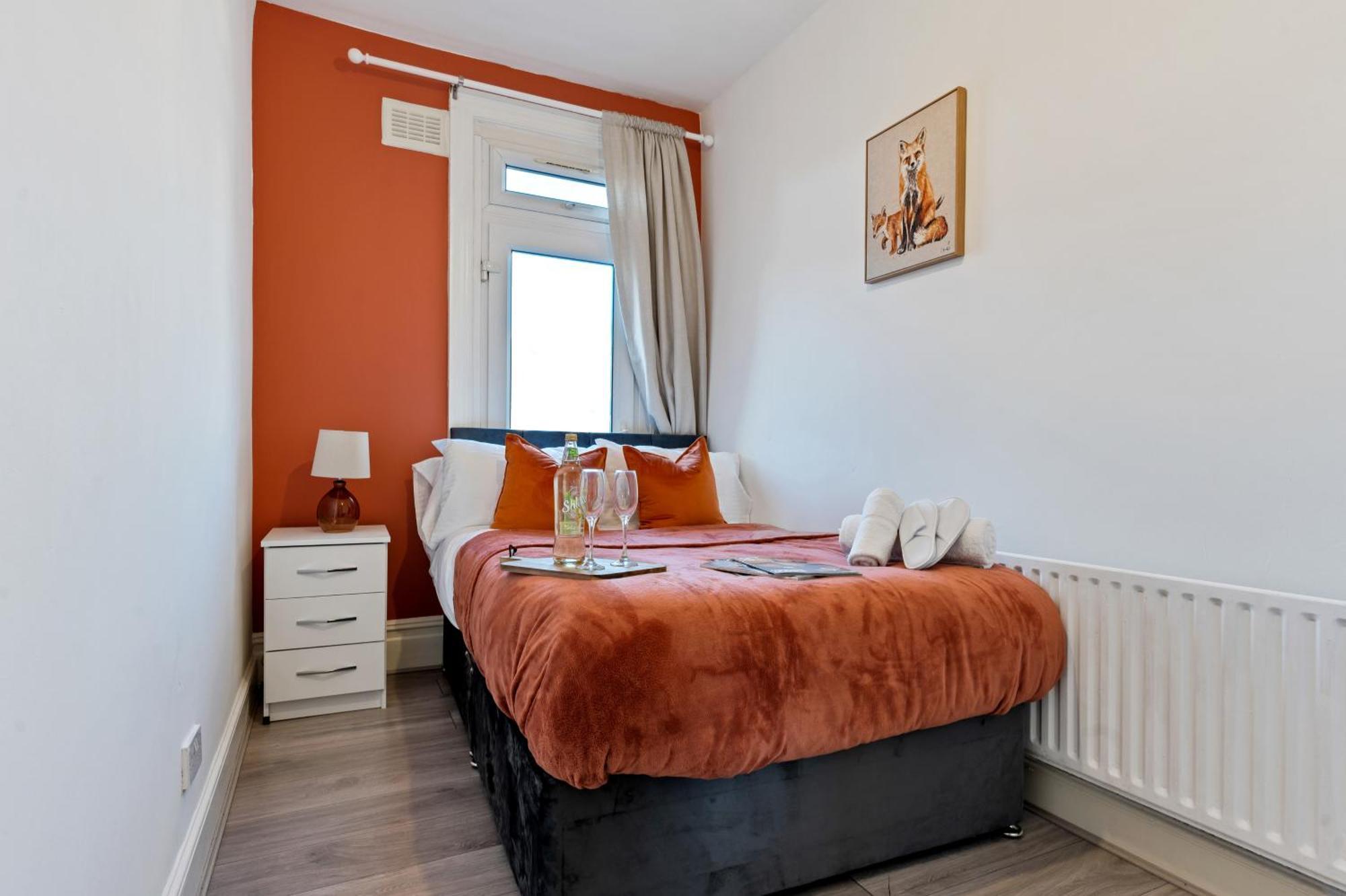 Stylish 2 Bed Near Apartment