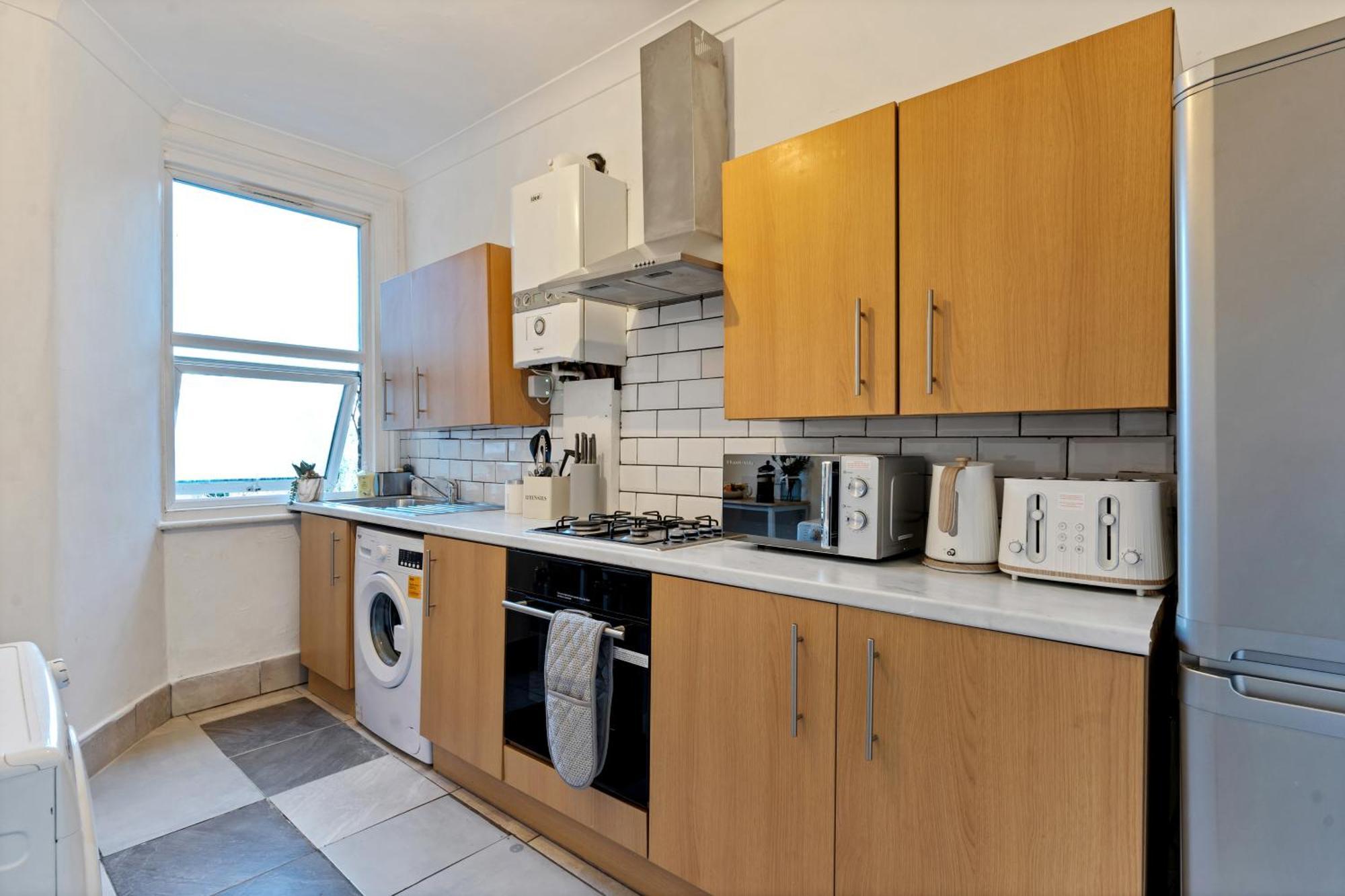 Stylish 2 Bed Near Apartment