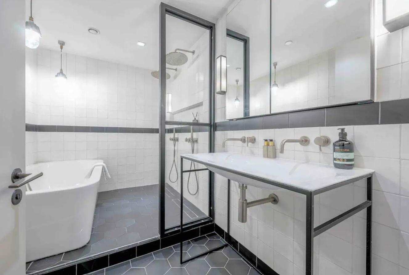 Newly Redecorated Soho Flat * Londen