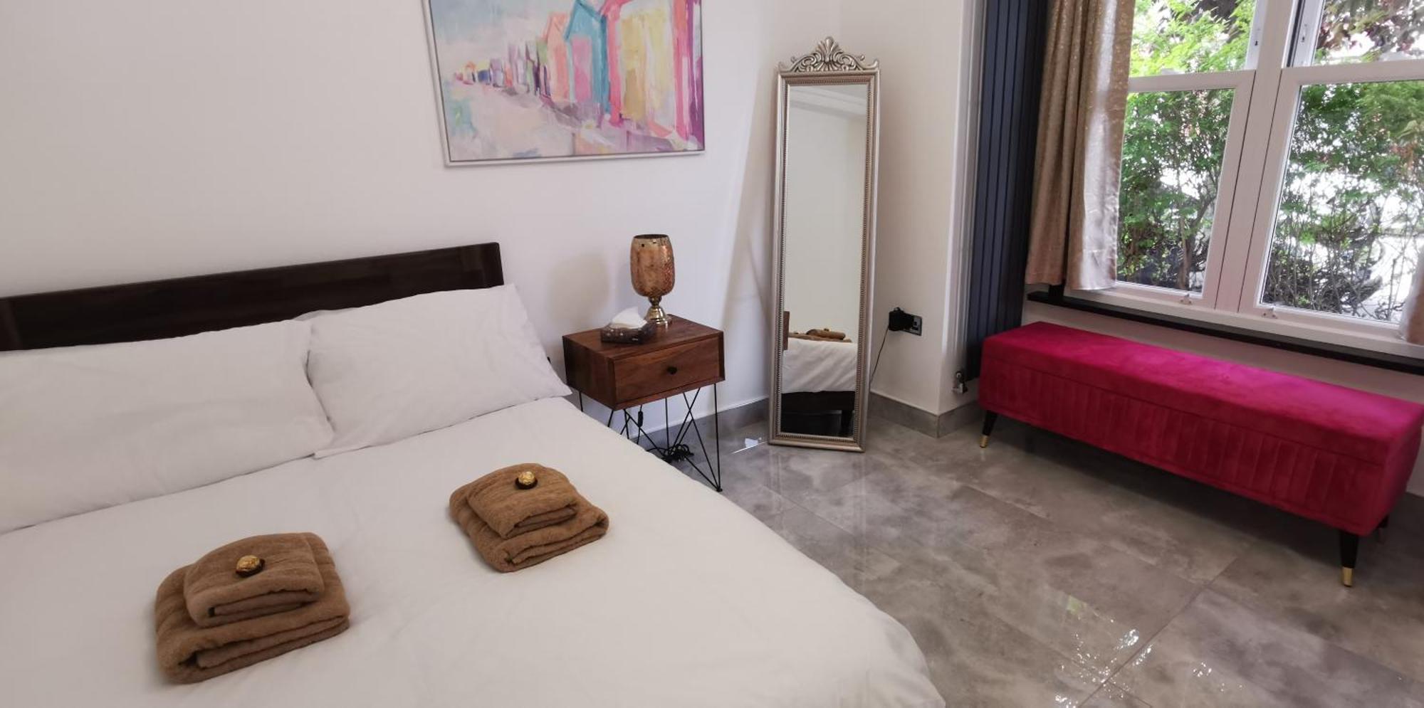 Luxury House Sleeps 13, 2 Minutes To Metro