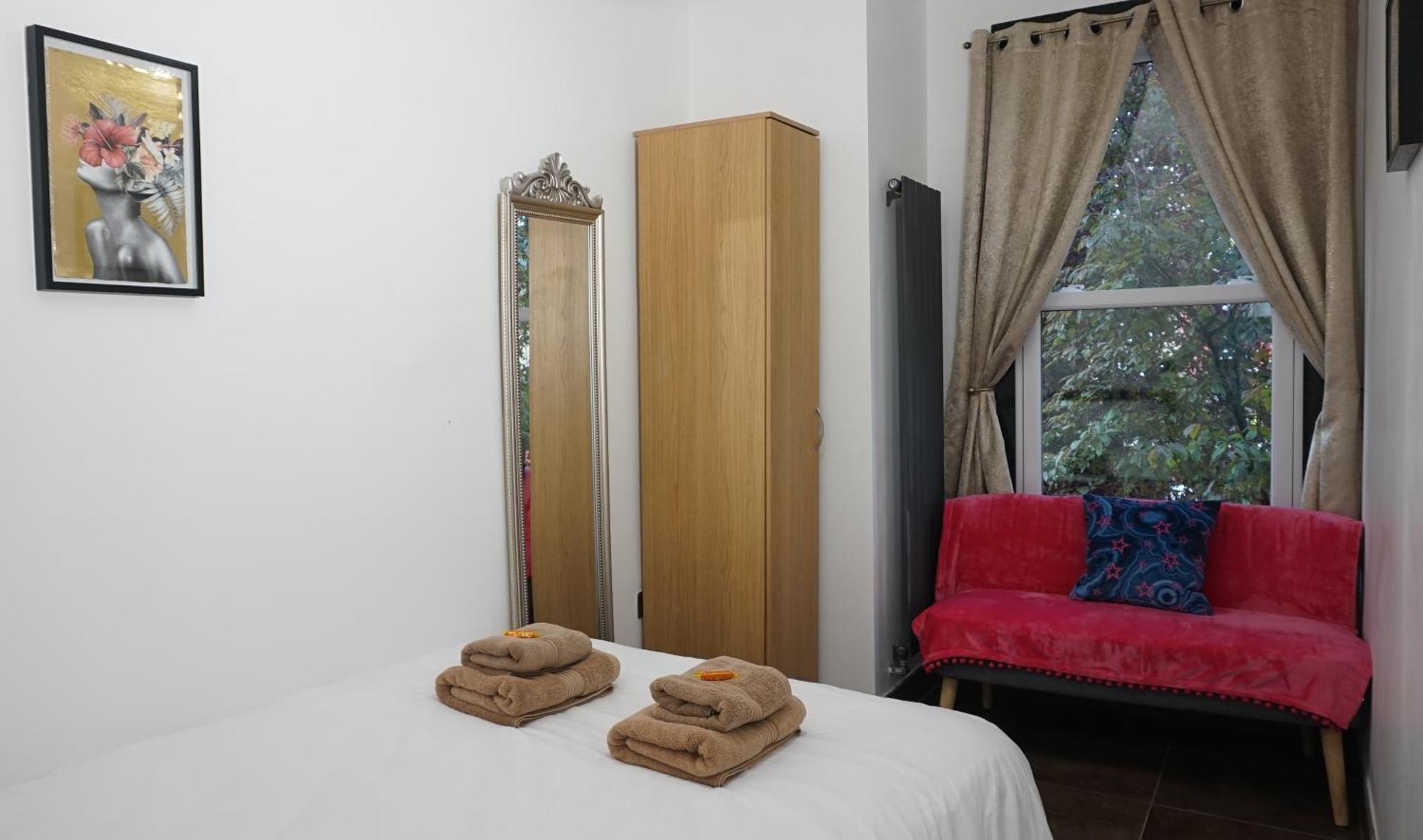 Hébergement de vacances Luxury House Sleeps 13, 2 Minutes To Metro