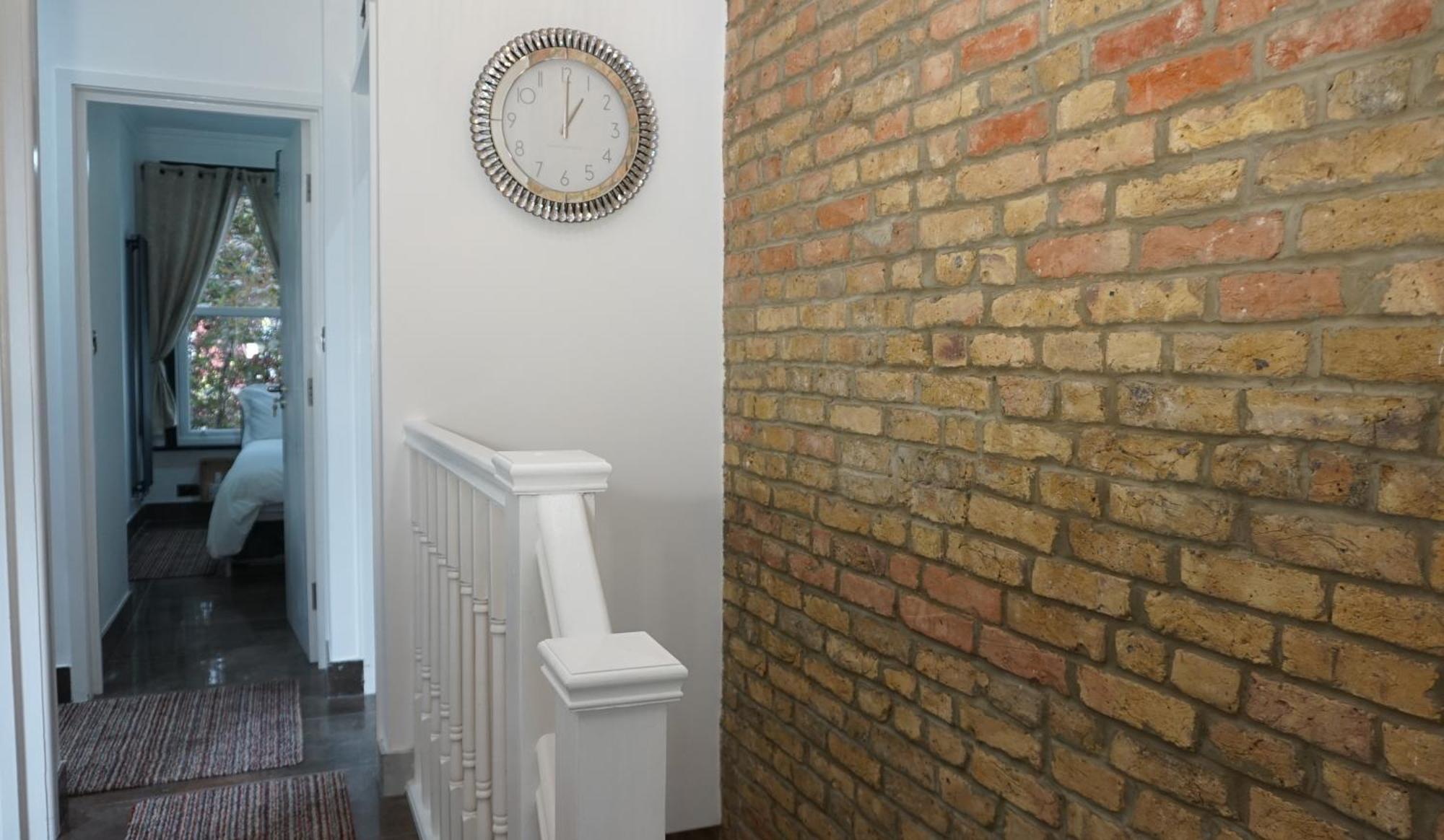 Luxury House Sleeps 13, 2 Minutes To Metro Hébergement de vacances