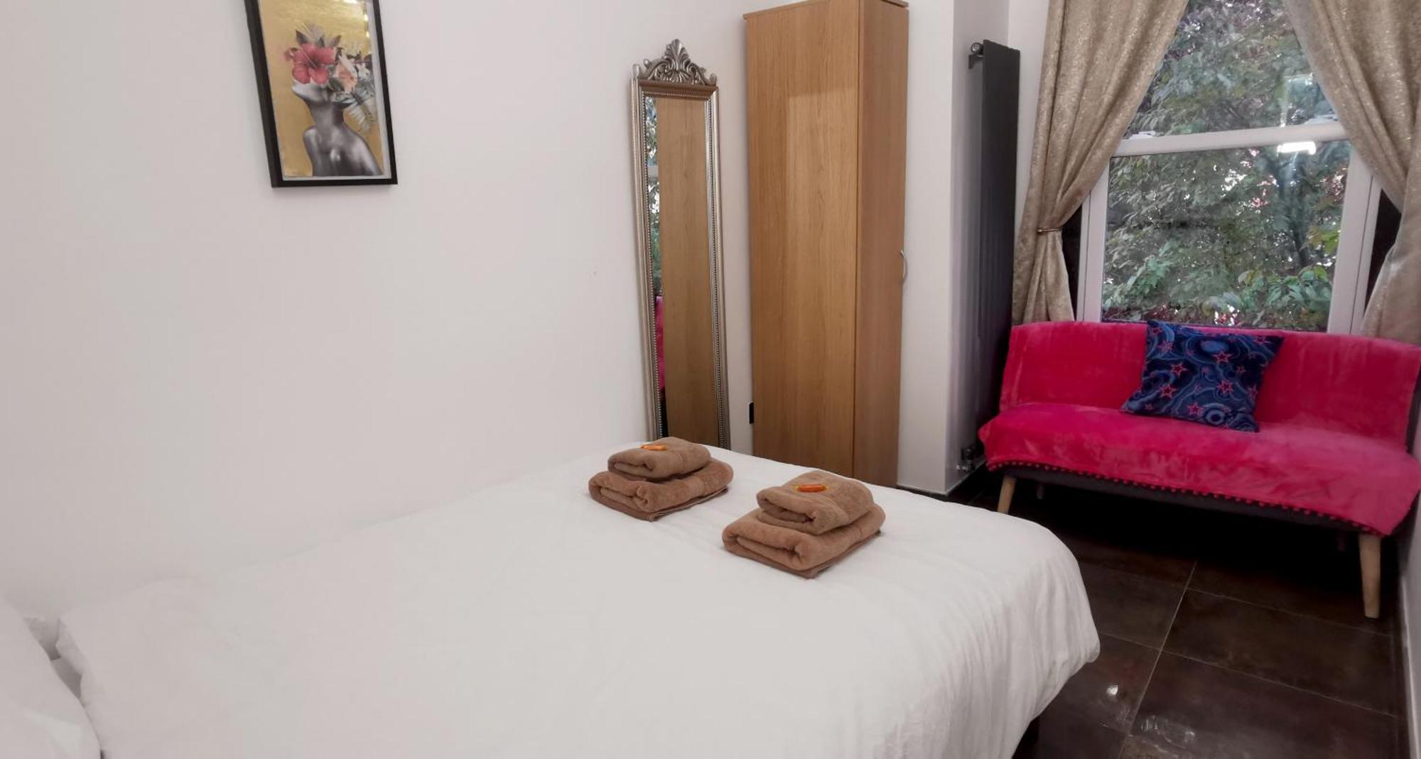 Semesterbostad Luxury House Sleeps 13, 2 Minutes To Metro *
