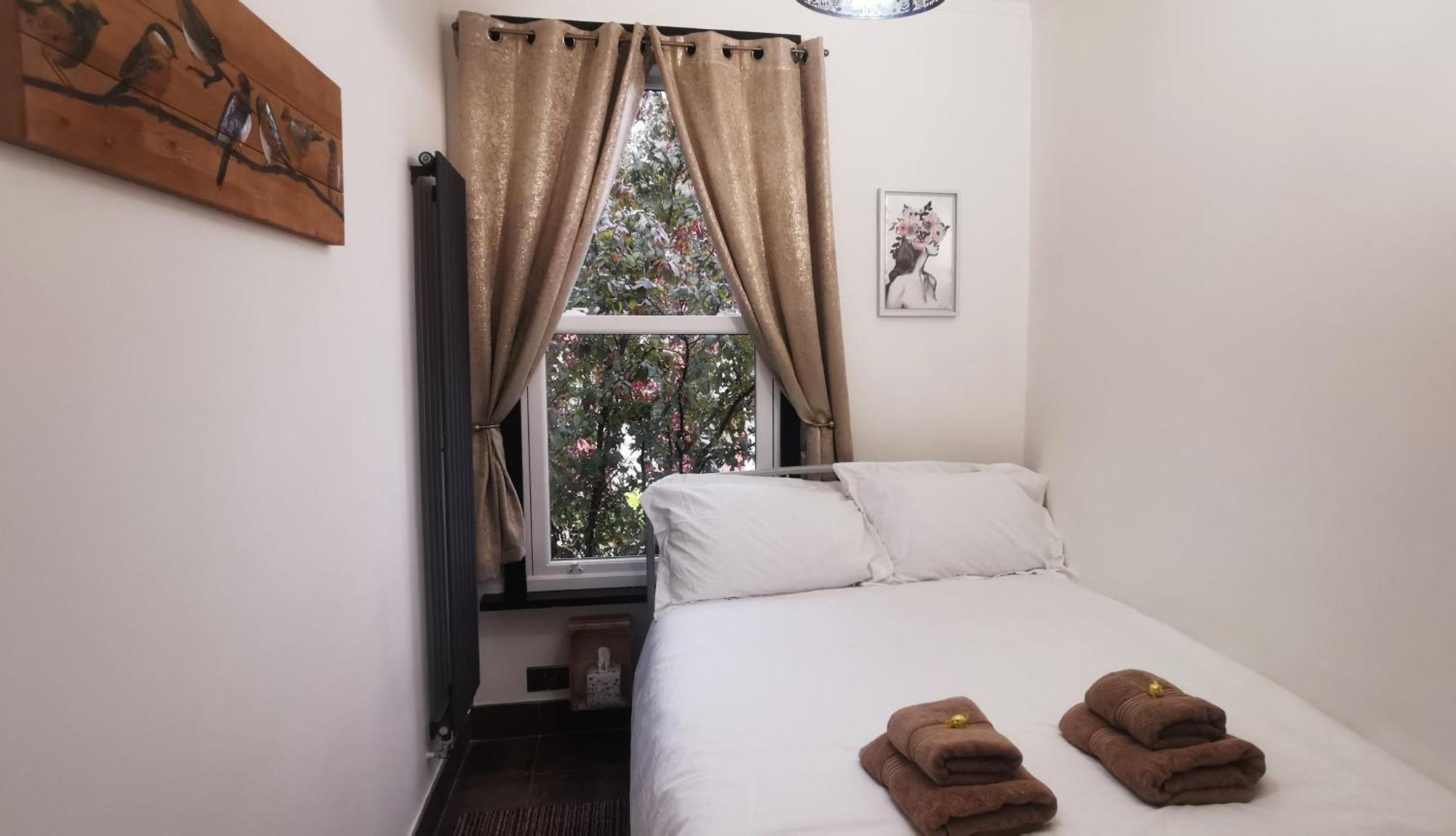 Luxury House Sleeps 13, 2 Minutes To Metro Semesterbostad London
