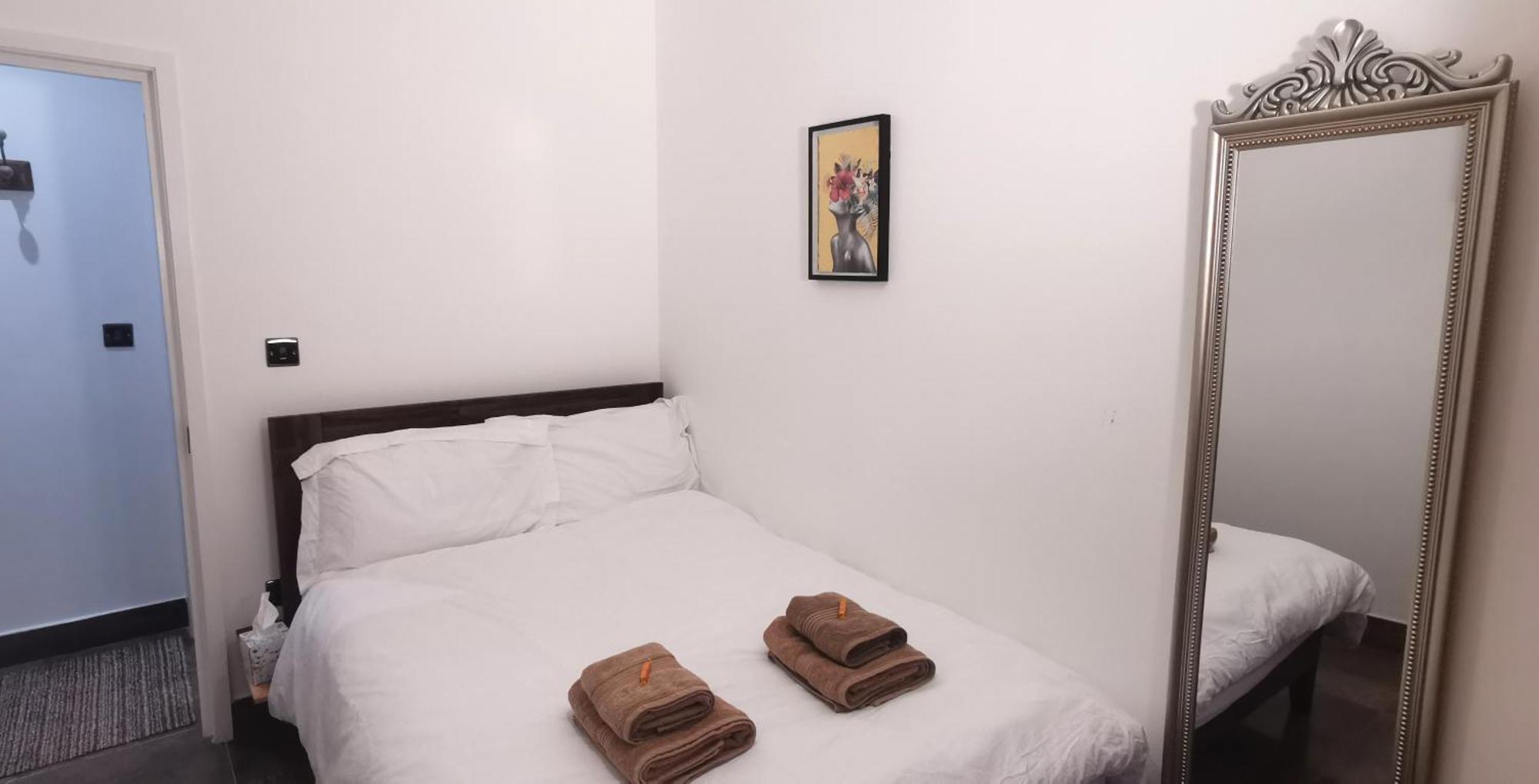 Luxury House Sleeps 13, 2 Minutes To Metro Hébergement de vacances *