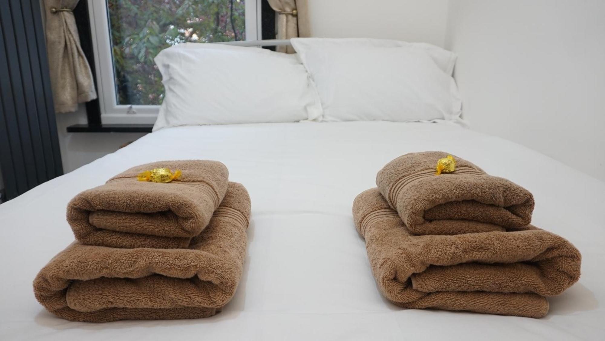 Luxury House Sleeps 13, 2 Minutes To Metro Hébergement de vacances *