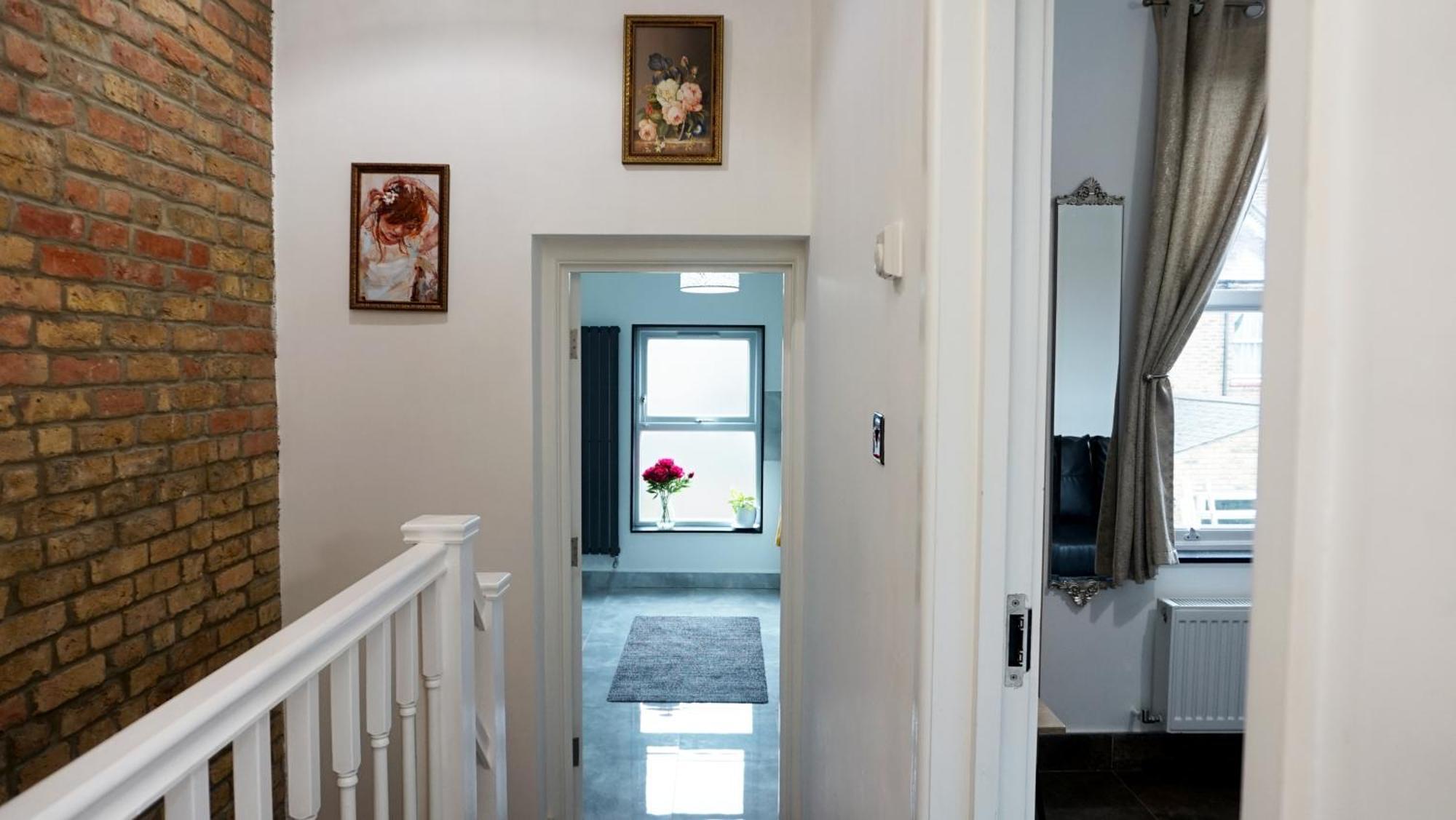 Luxury House Sleeps 13, 2 Minutes To Metro Holiday home *