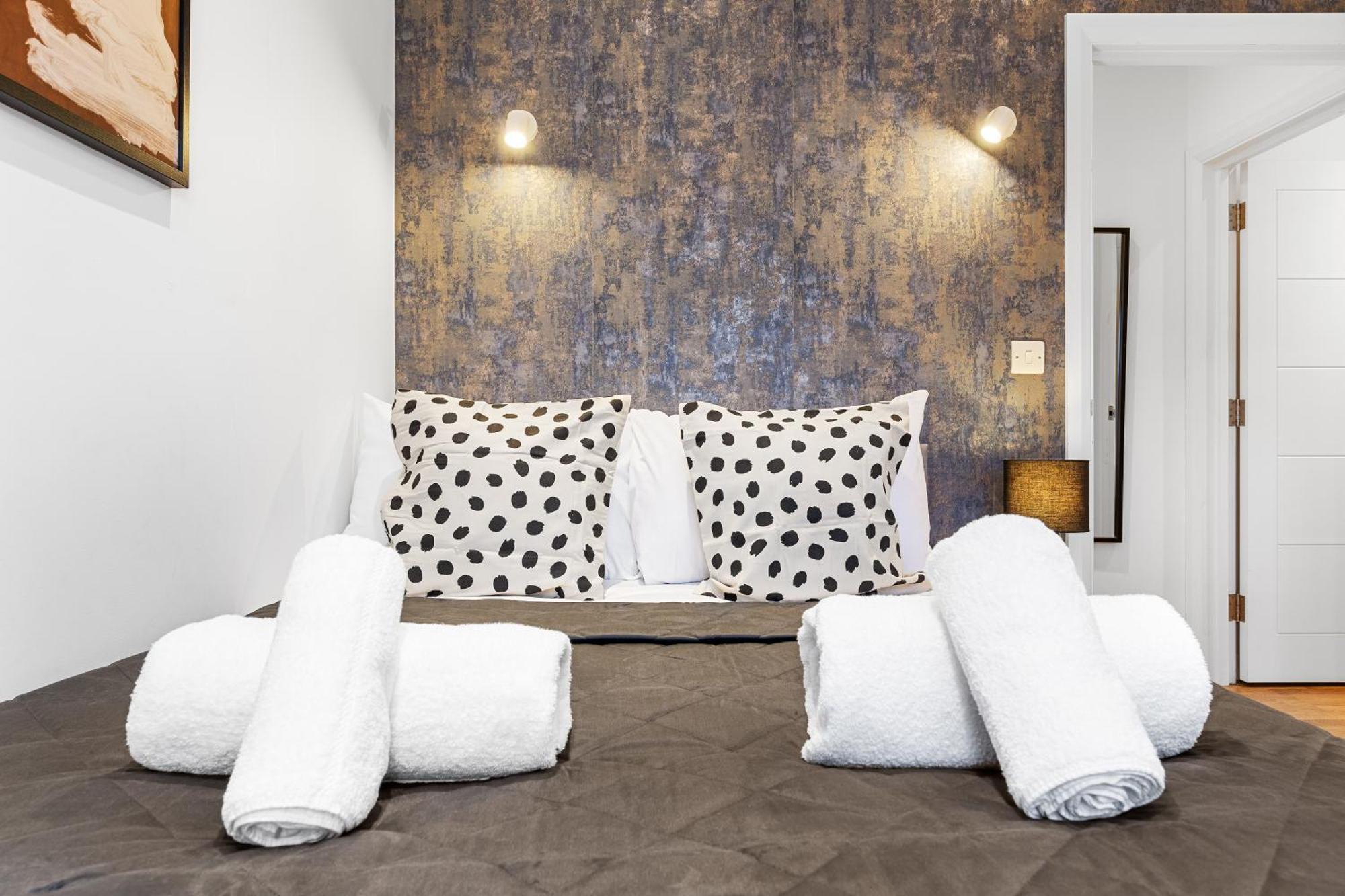 Modern One Bedroom Flat - Near Heathrow, Windsor Castle, Thorpe Park - Staines Tw18 * Londra