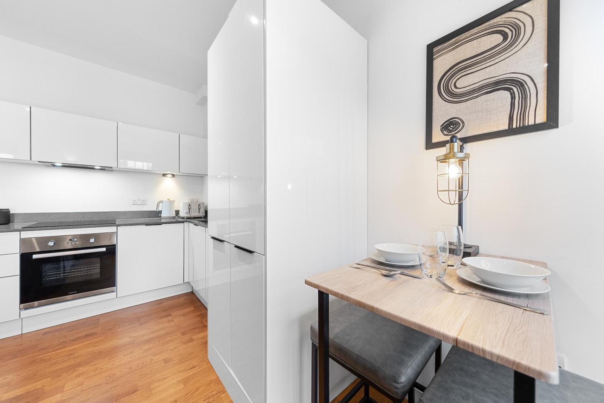 Modern One Bedroom Flat - Near Heathrow, Windsor Castle, Thorpe Park - Staines Tw18 * Londra