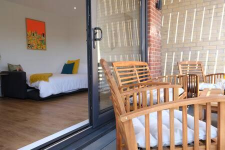 Modern One Bedroom In Ealing Common Apartment