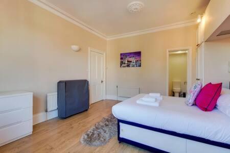 Spacious Ealing Broadway Apartment