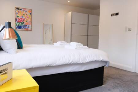 Modern One Bedroom In Ealing Common Apartment