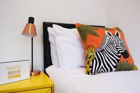 Modern One Bedroom In Ealing Common Apartment