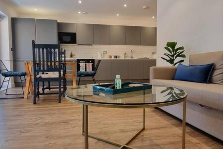Beautiful Overlooking A Garden Appartement *