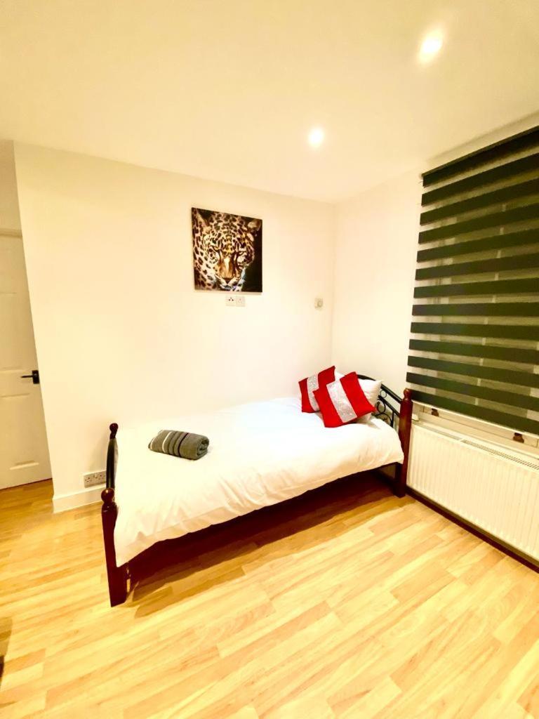 One Bedroom Flat Queen's Park Station