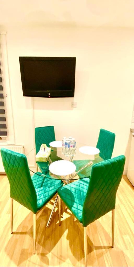 One Bedroom Flat Queen's Park Station * Londen