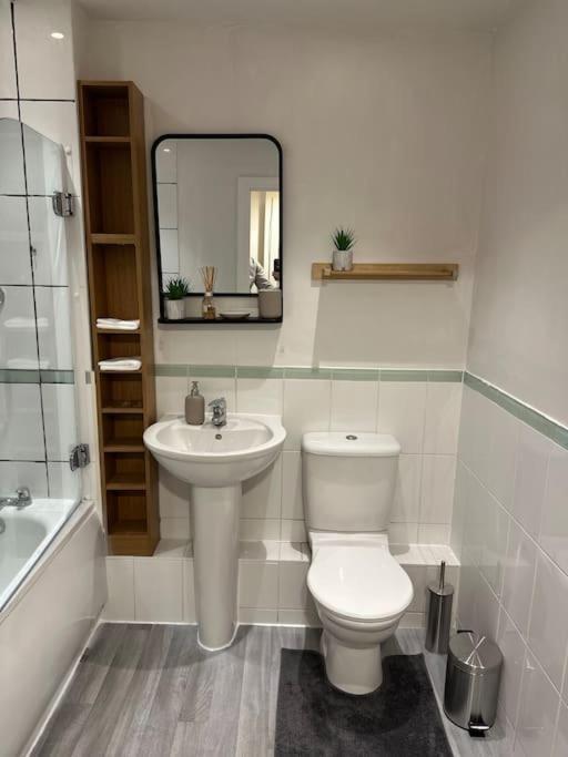 Entire Flat In Ealing Londra