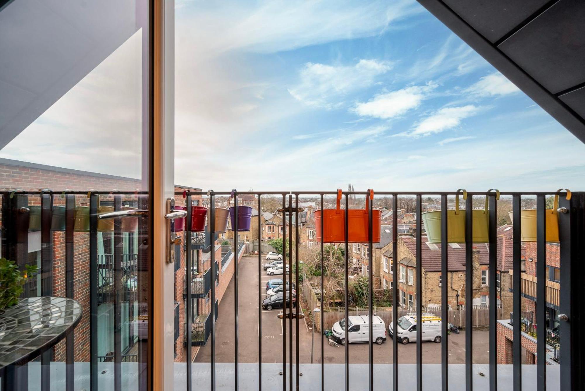 Chic City 1 Bedroom With Balcony Views Lägenhet *