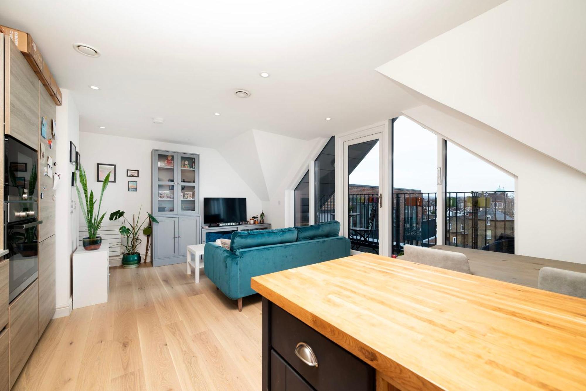 Chic City 1 Bedroom With Balcony Views Lägenhet