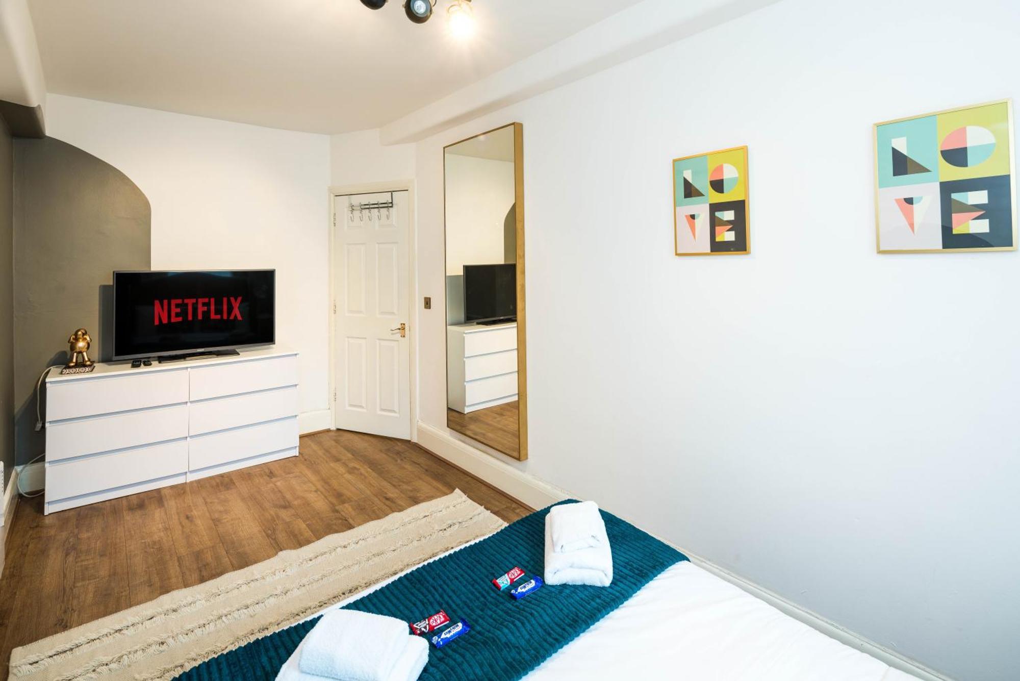 Charming Spacious 2br Flat Near Station Parking Apartment London
