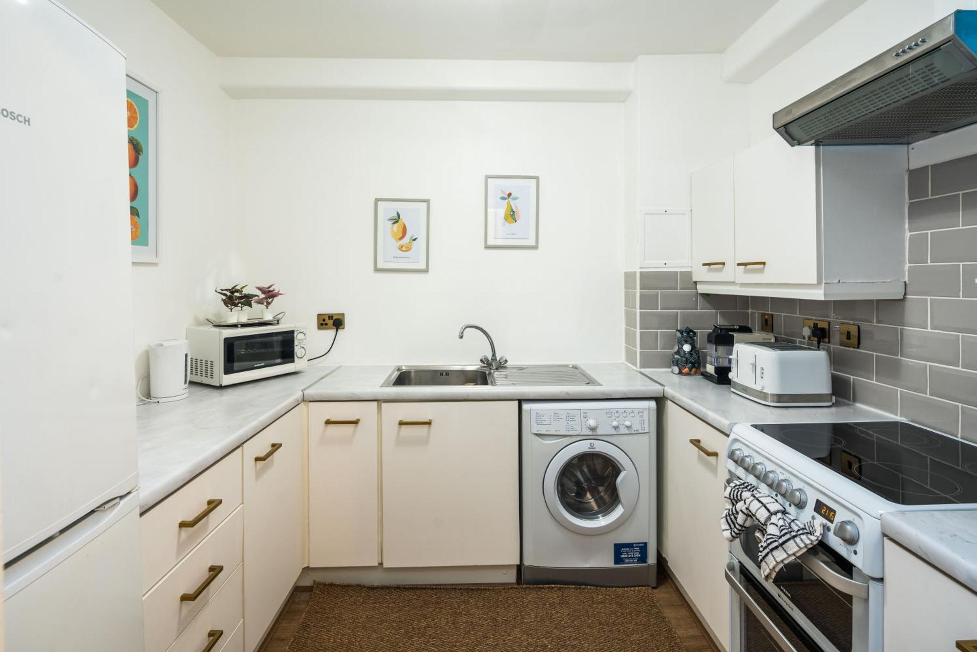 Charming Spacious 2br Flat Near Station Parking Apartment