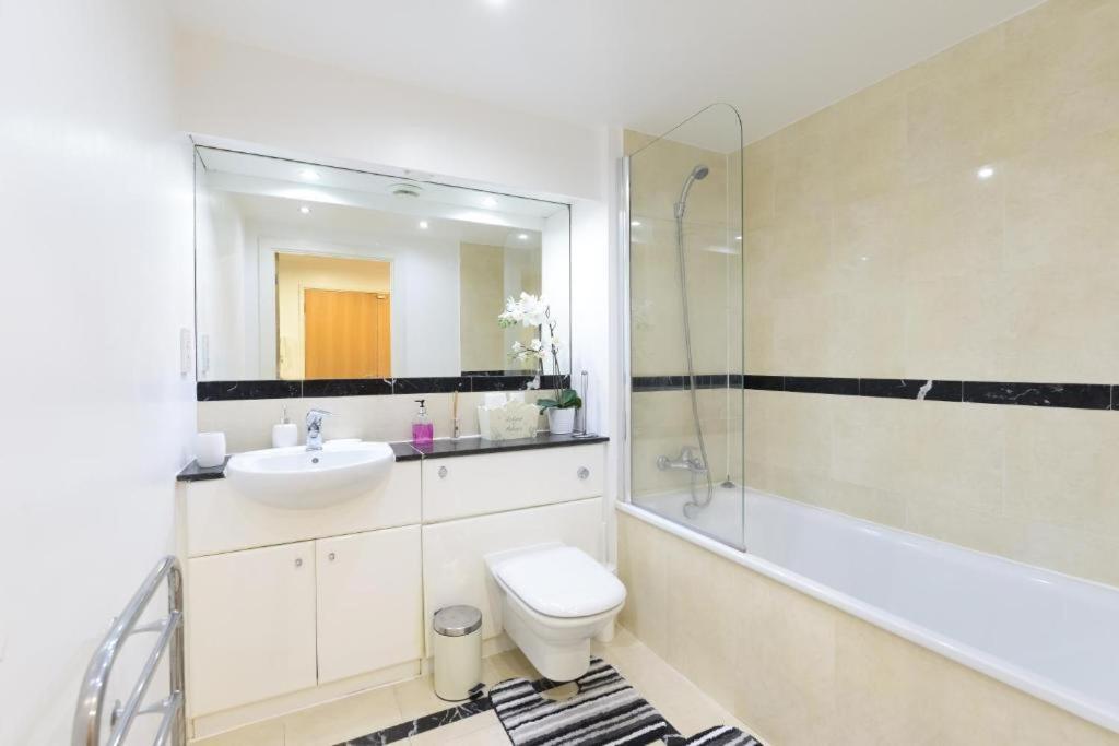 2&3 Bedrooms Near Excel - Modern Spacious For Larger Groups * London