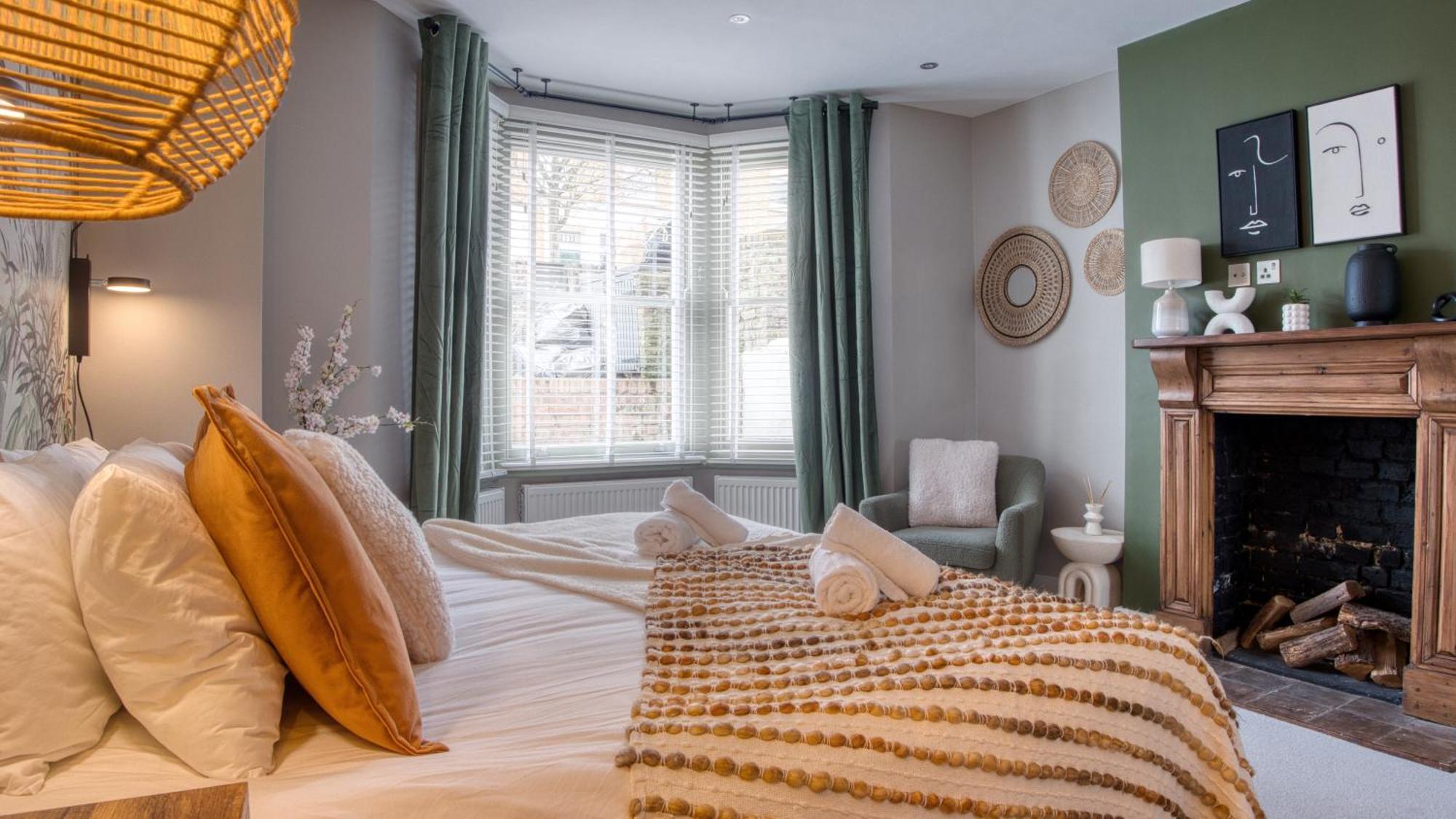 Queen's Park With Cinema & Gaming Apartment London