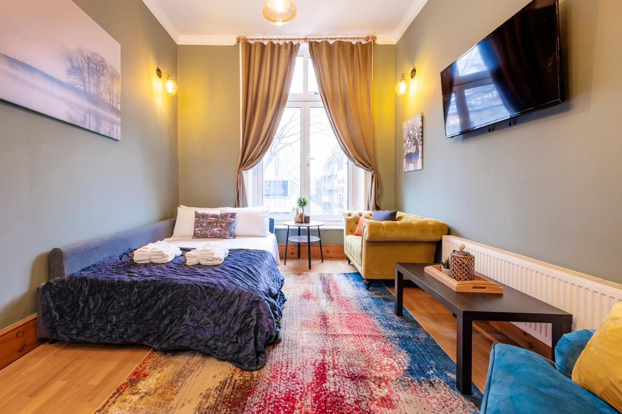 2 Bedroom In Center Of Apartment