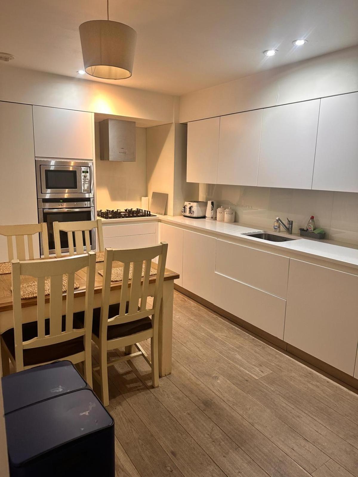 Spacious Flat - 2bhk Leilighet London