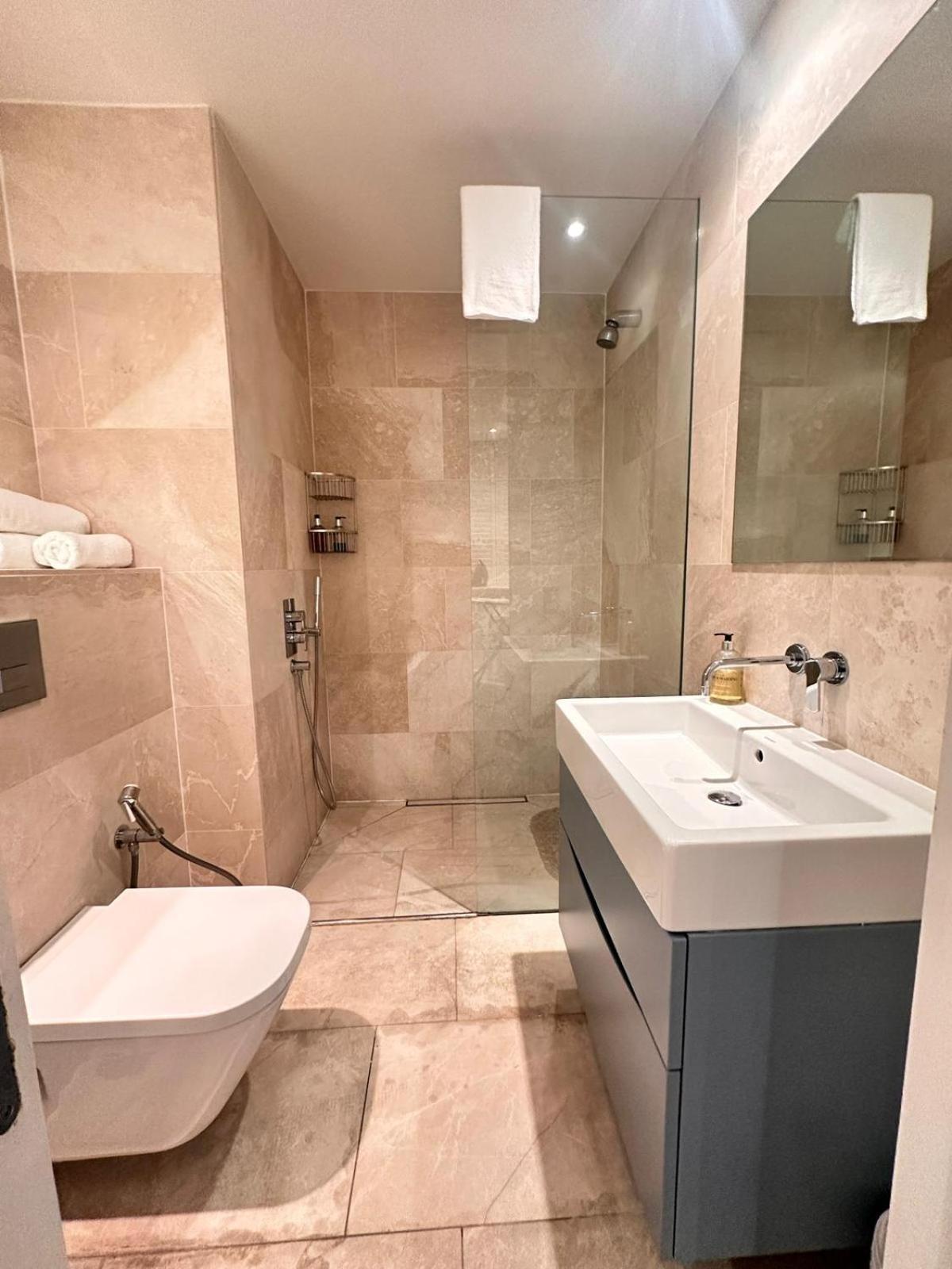 Spacious Flat - 2bhk Leilighet London